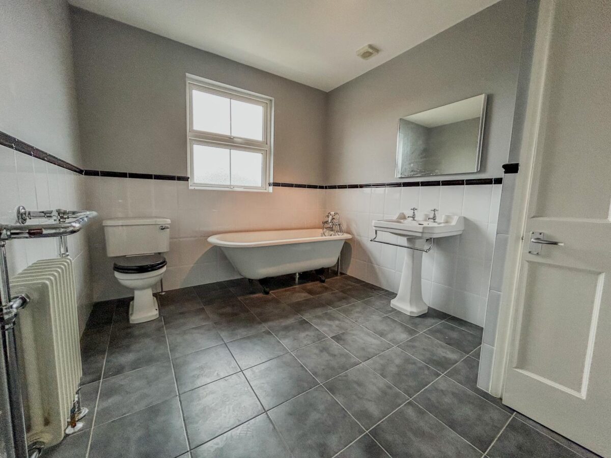 4/5 Bedroom House  - High Wycombe