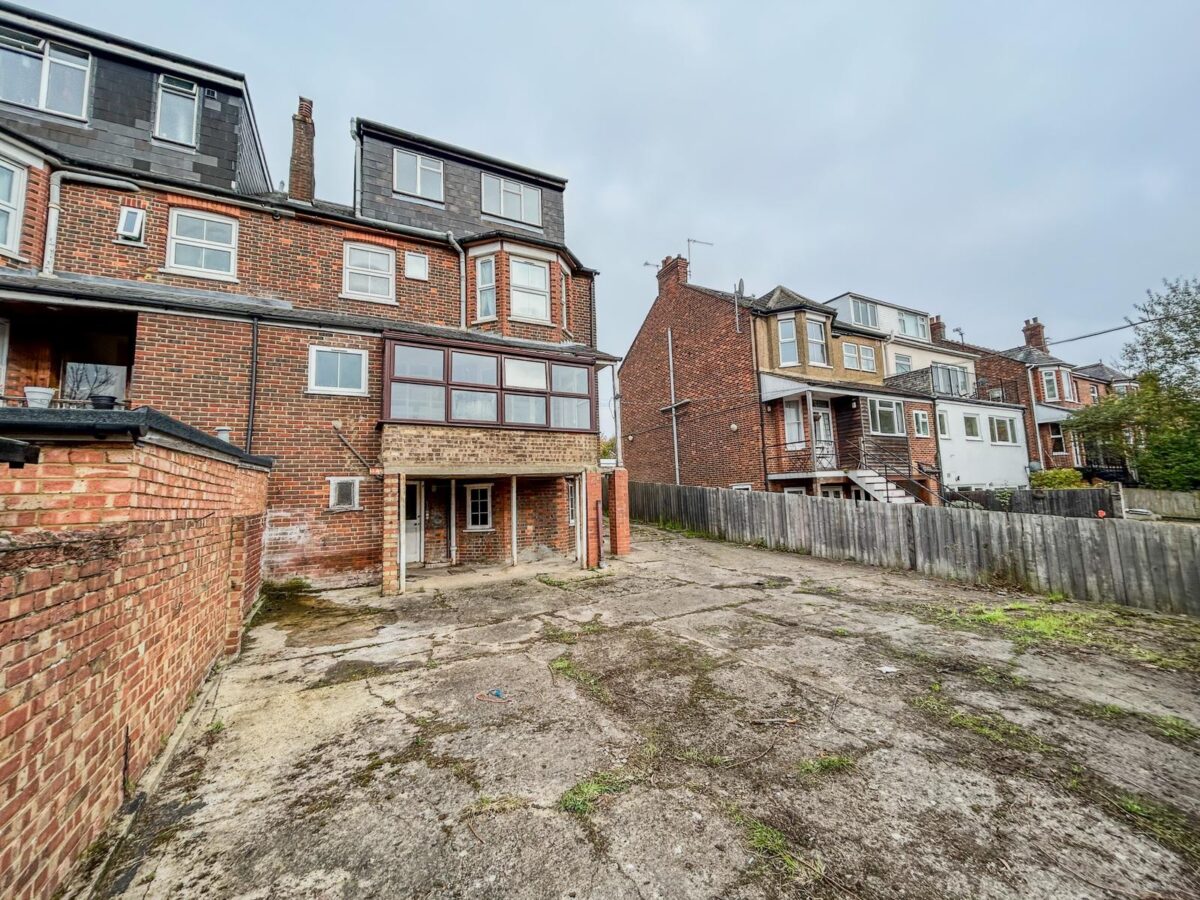 4/5 Bedroom House  - High Wycombe