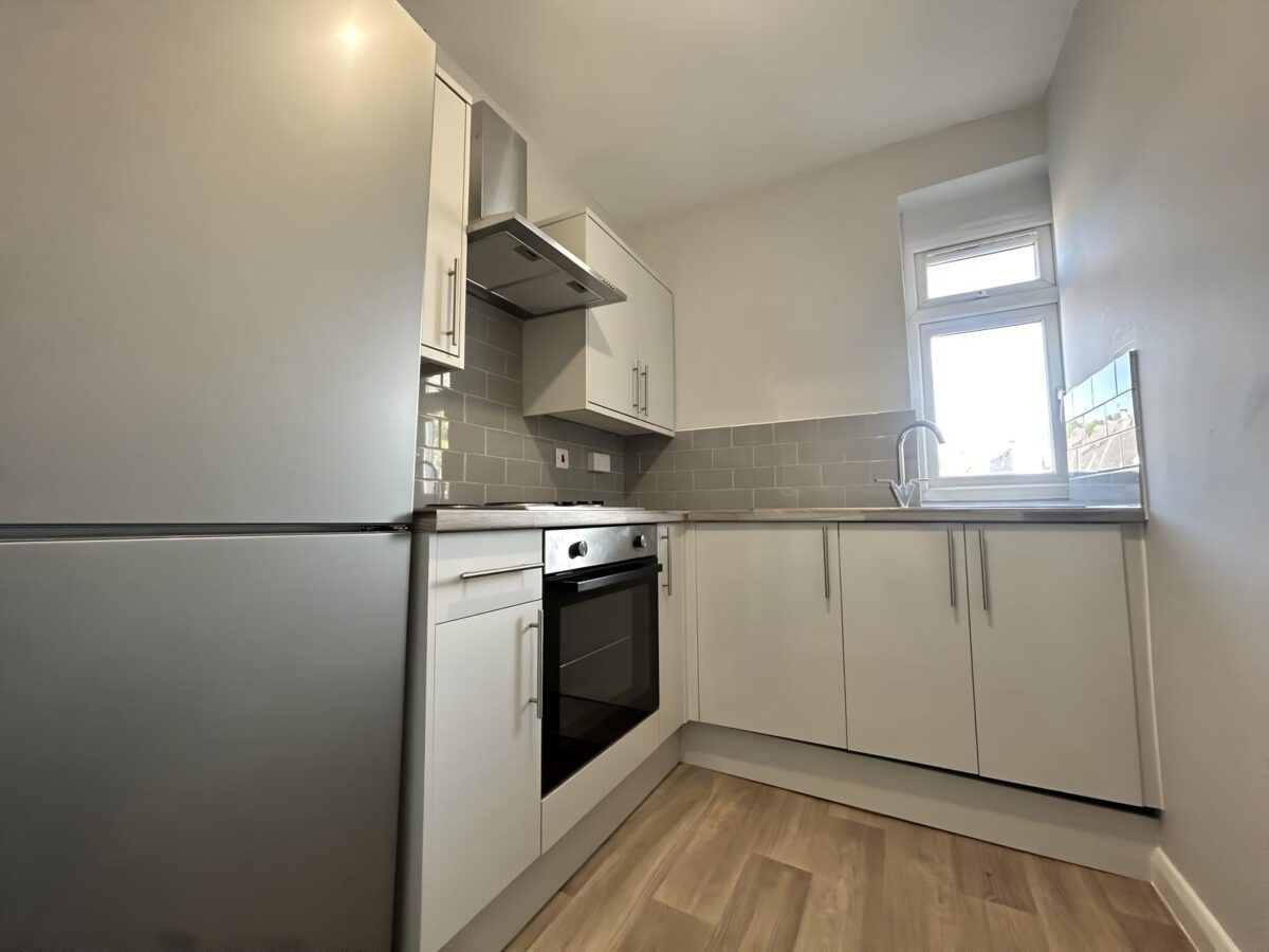 Large Furnished Room To Let - HP11
