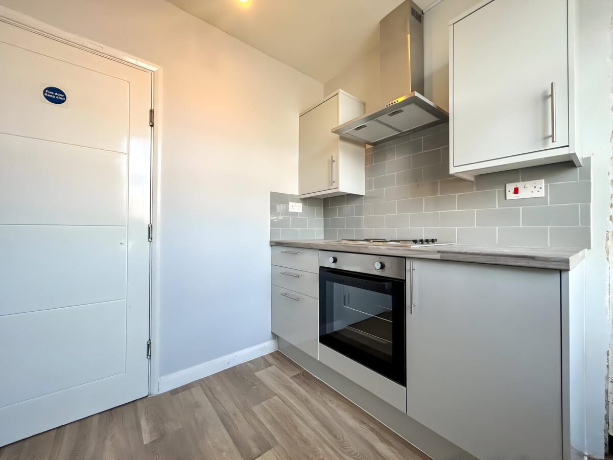 Large Furnished Room To Let - HP11