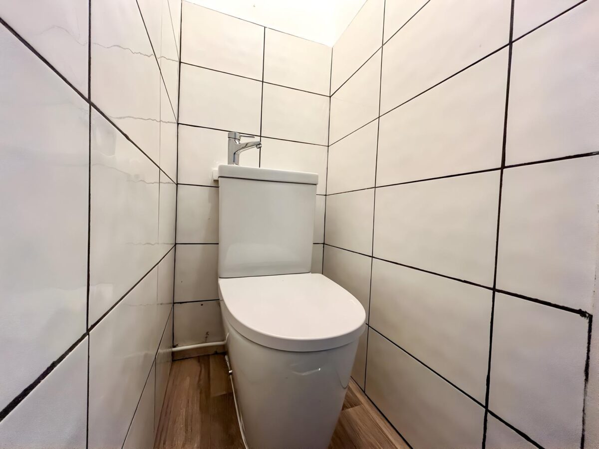 Large Furnished Room To Let - HP11