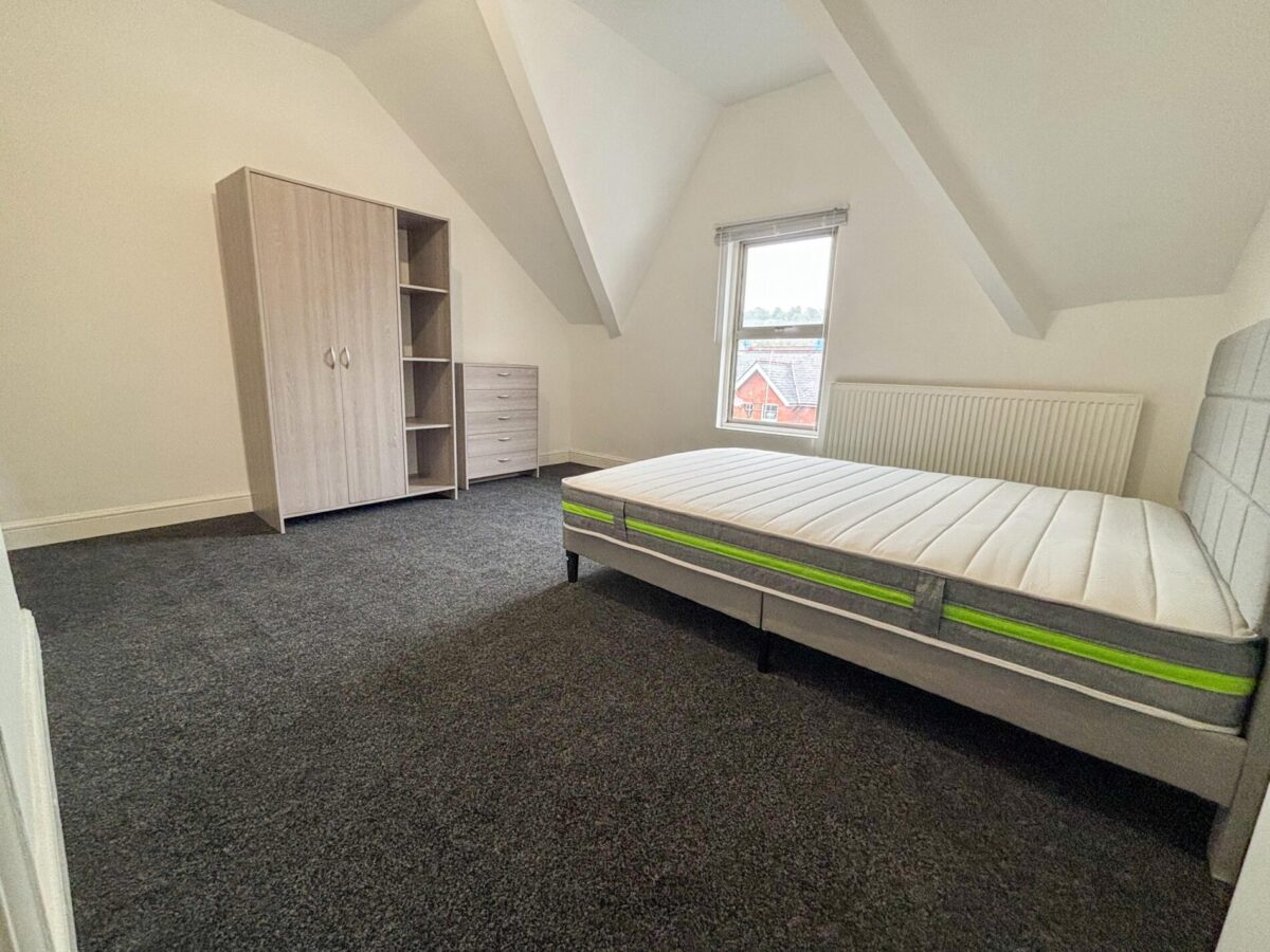 Large Furnished Room To Let - HP11