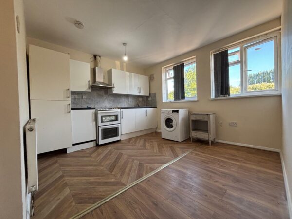 Spacious 4 Bedroom Flat - High Wycombe