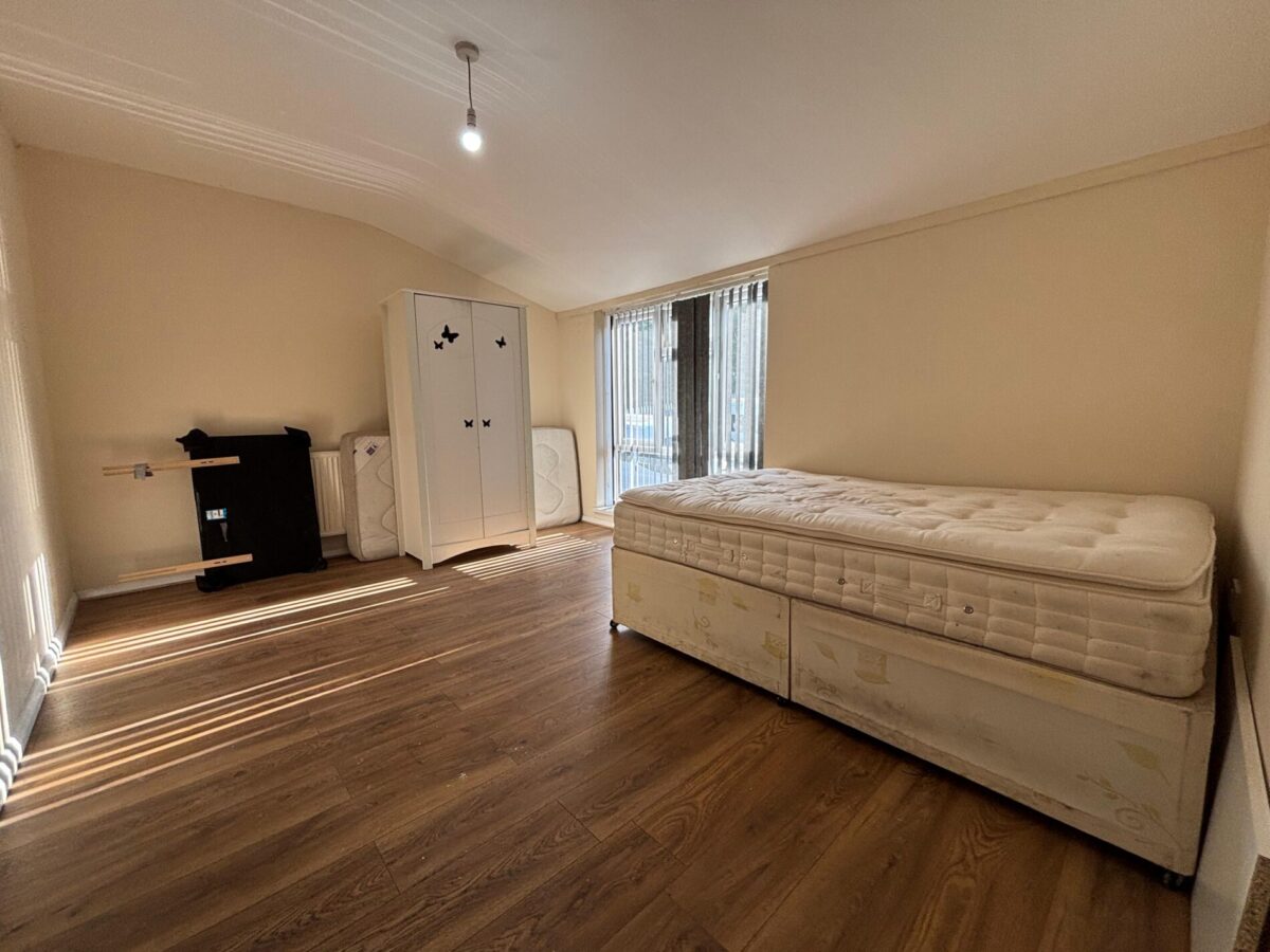Spacious 4 Bedroom Flat - High Wycombe