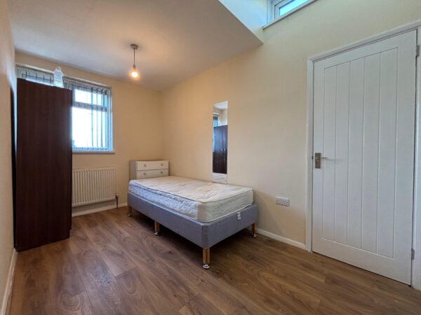 Spacious 4 Bedroom Flat - High Wycombe
