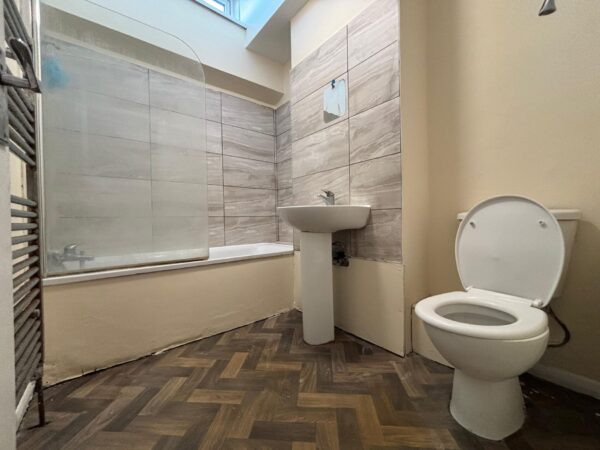 Spacious 4 Bedroom Flat - High Wycombe