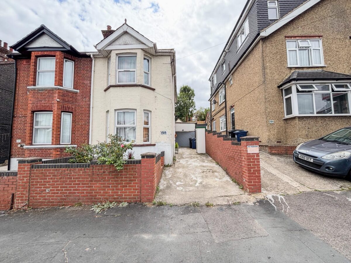 3/4 Bedroom House  - High Wycombe