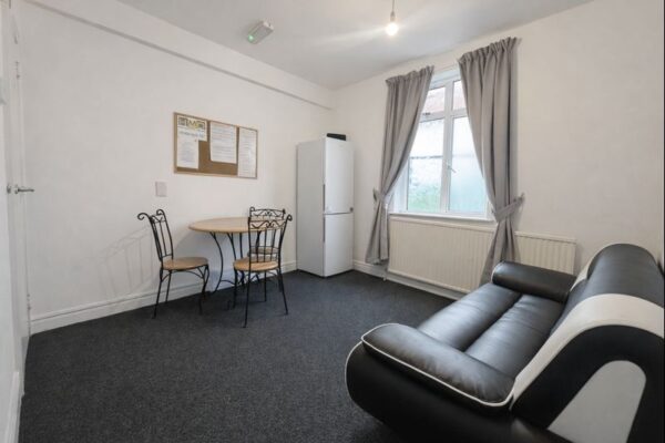 Furnished Double Room To Let - HP11