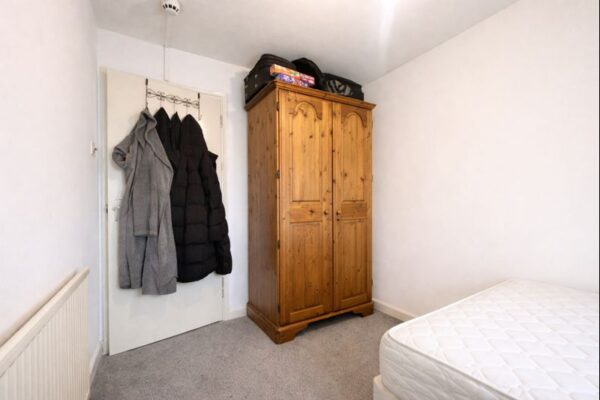 Furnished Double Room To Let - HP11