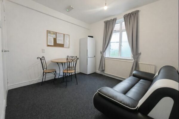 Furnished Double Room To Let - HP11