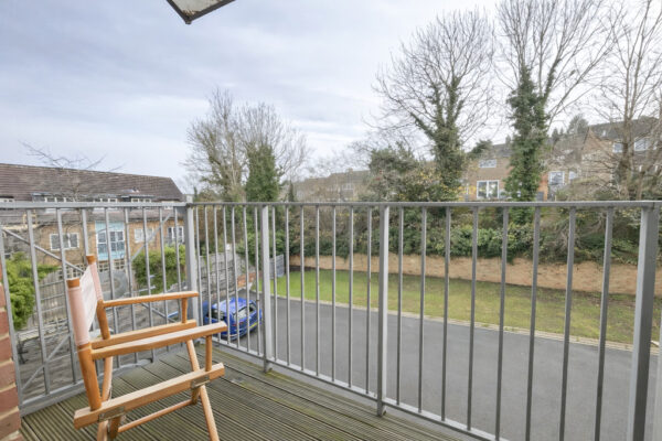 2 Bed Flat, Chairborough Road, High Wycombe, HP12 3UQ