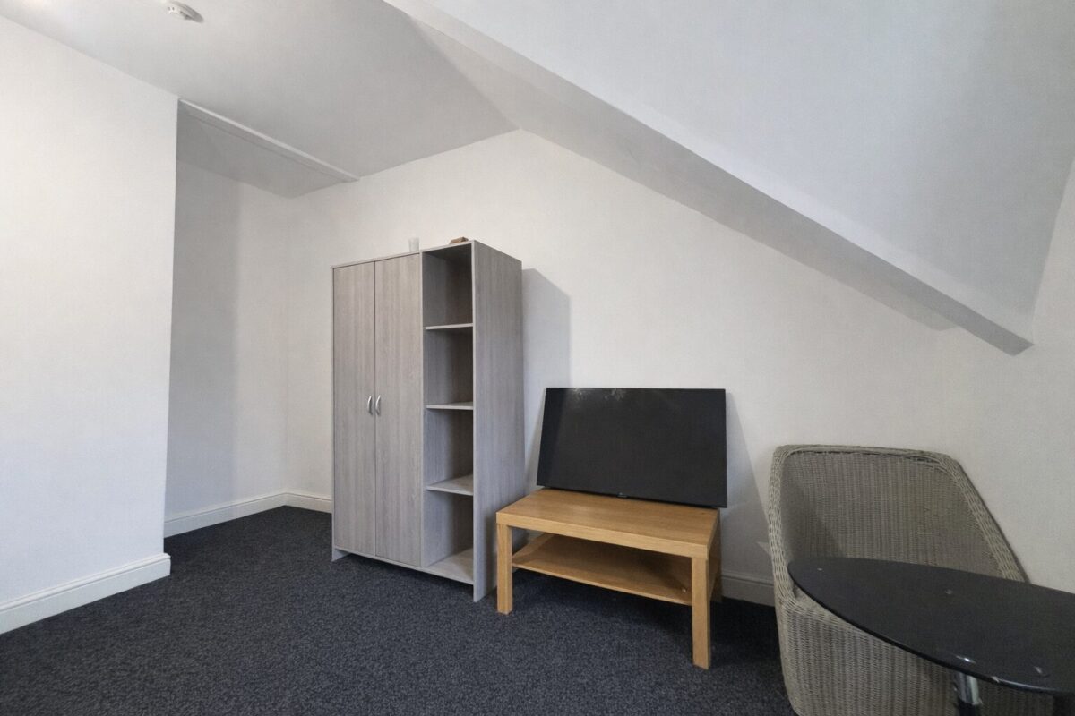 Furnished Double Room To Let - HP11