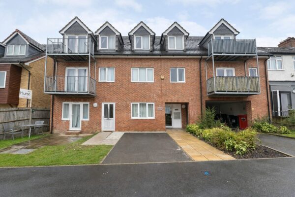 2 Bed Flat, Chairborough Road, High Wycombe, HP12 3UQ