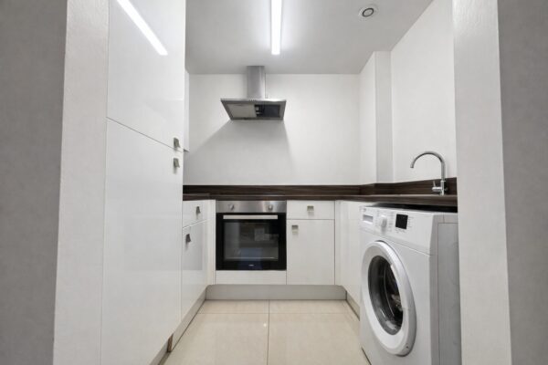 2 Bed Flat, Chairborough Road, High Wycombe, HP12 3UQ