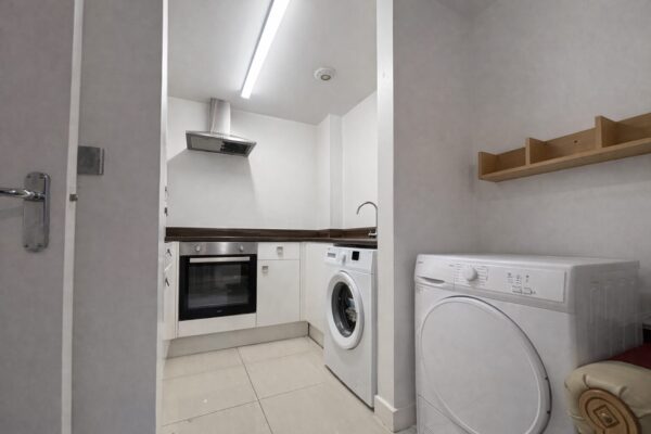 2 Bed Flat, Chairborough Road, High Wycombe, HP12 3UQ