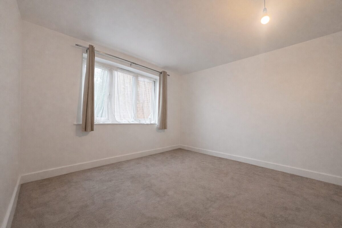 2 Bed Flat, Chairborough Road, High Wycombe, HP12 3UQ