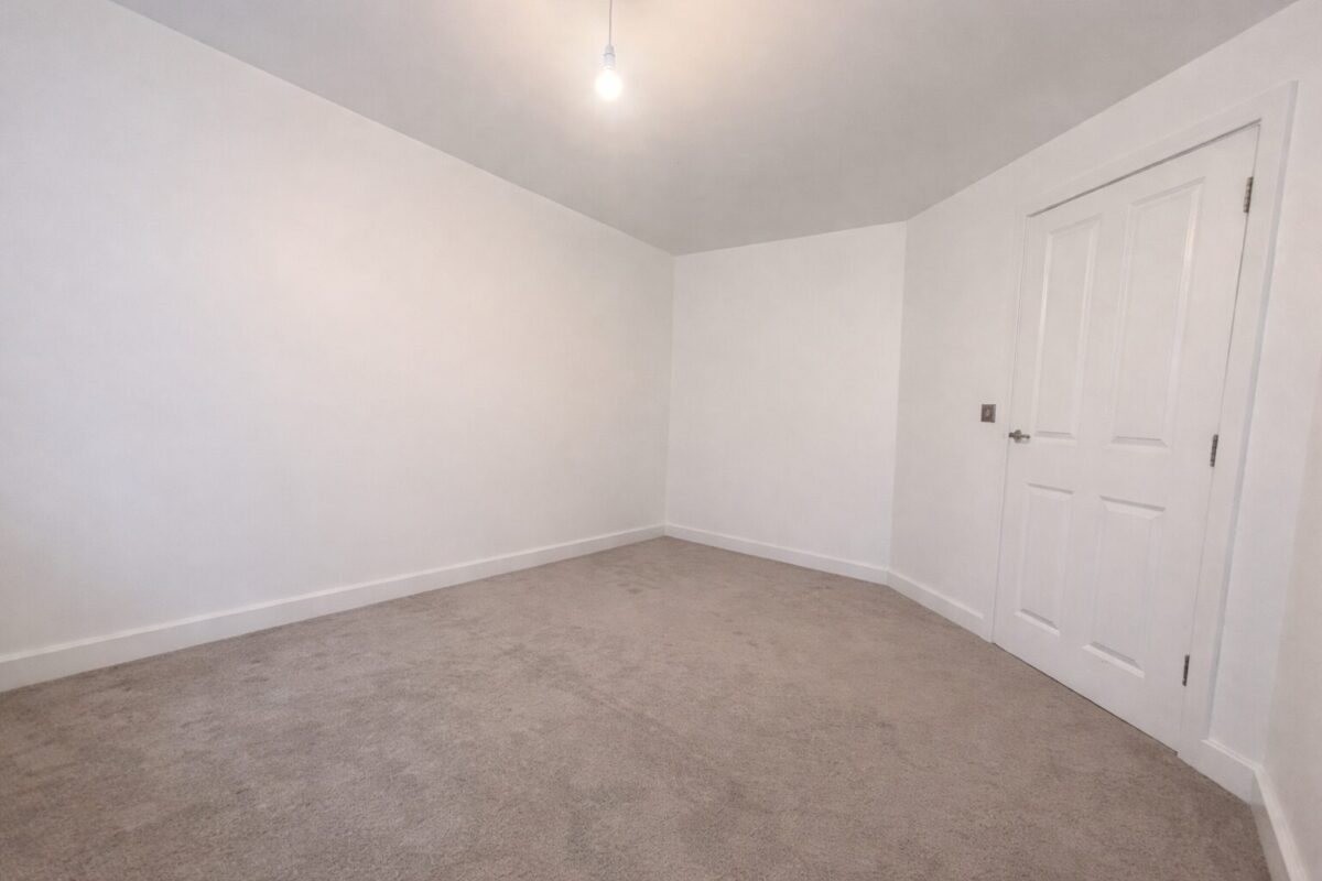 2 Bed Flat, Chairborough Road, High Wycombe, HP12 3UQ