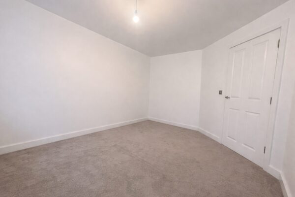 2 Bed Flat, Chairborough Road, High Wycombe, HP12 3UQ