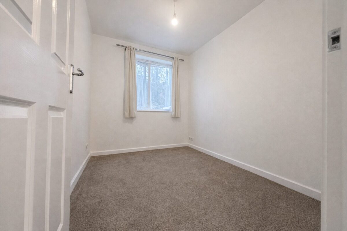 2 Bed Flat, Chairborough Road, High Wycombe, HP12 3UQ