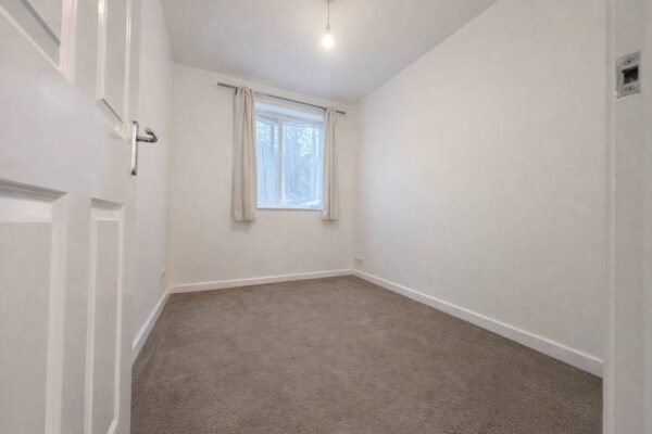 2 Bed Flat, Chairborough Road, High Wycombe, HP12 3UQ