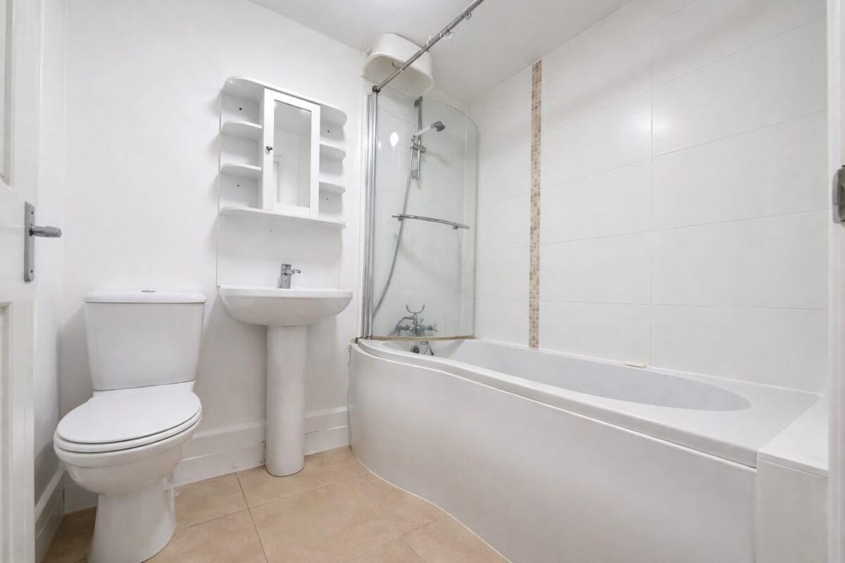 2 Bed Flat, Chairborough Road, High Wycombe, HP12 3UQ