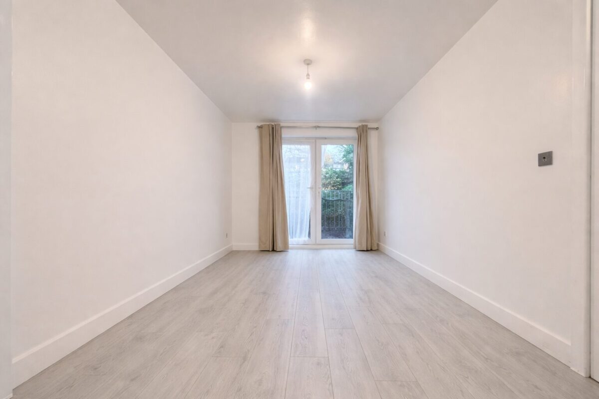 2 Bed Flat, Chairborough Road, High Wycombe, HP12 3UQ