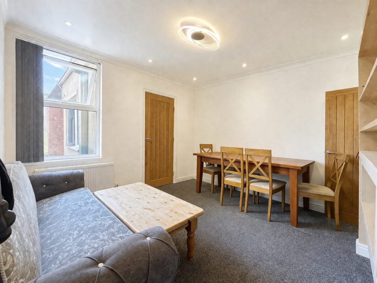 4 Bed Terraced, High Wycombe, Buckinghamshire, HP11 2RD