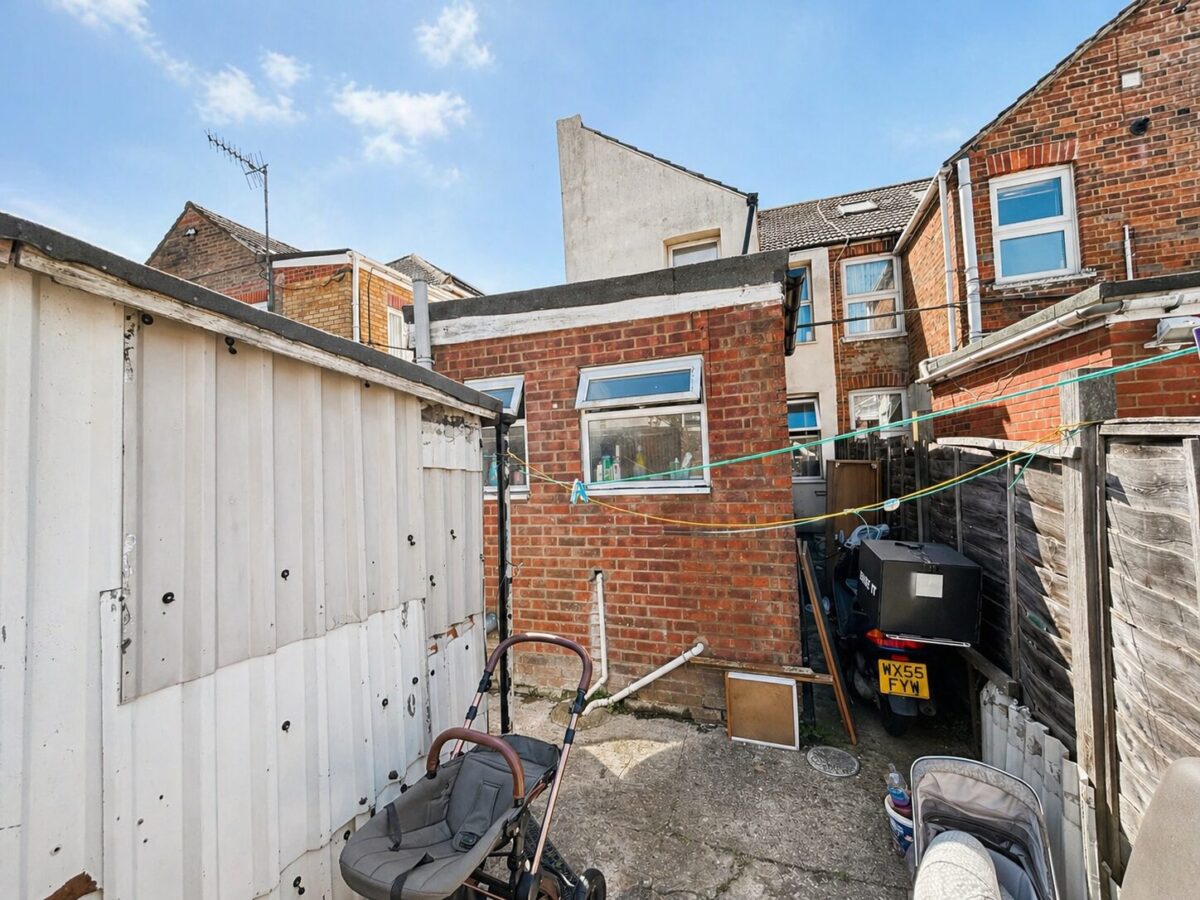 4 Bed Terraced, High Wycombe, Buckinghamshire, HP11 2RD