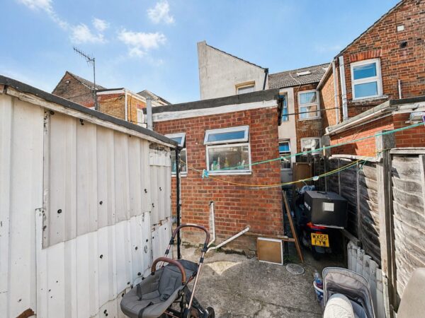 4 Bed Terraced, High Wycombe, Buckinghamshire, HP11 2RD
