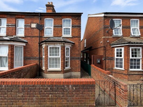 3/4 Bed Semi Detached, Abercromby Ave, High Wycombe, HP12 3AX