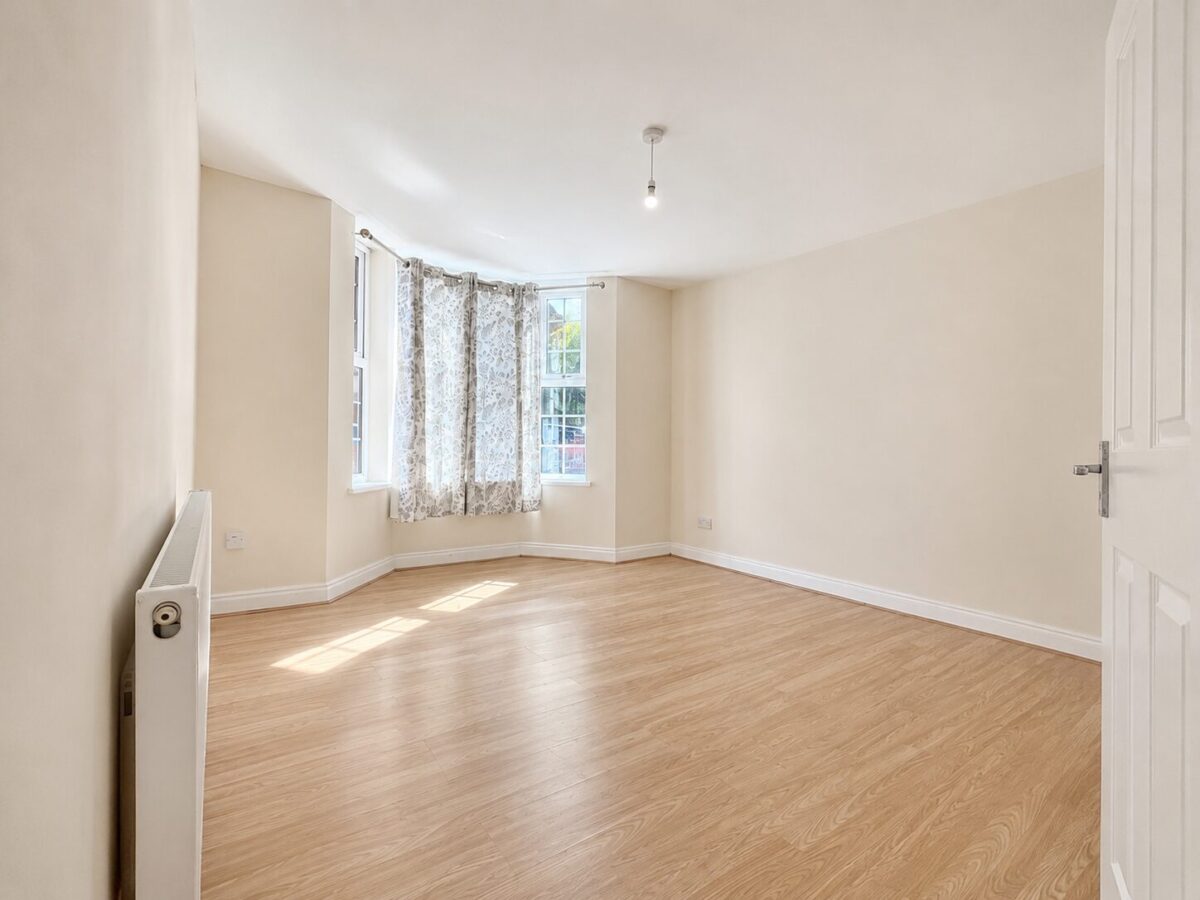 3/4 Bed Semi Detached, Abercromby Ave, High Wycombe, HP12 3AX