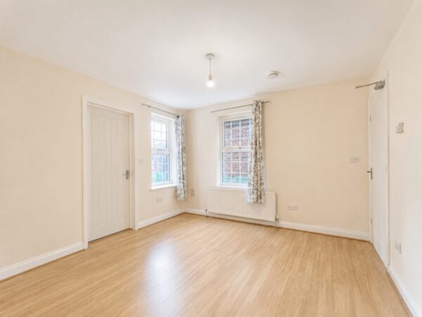 3/4 Bed Semi Detached, Abercromby Ave, High Wycombe, HP12 3AX
