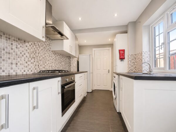 3/4 Bed Semi Detached, Abercromby Ave, High Wycombe, HP12 3AX