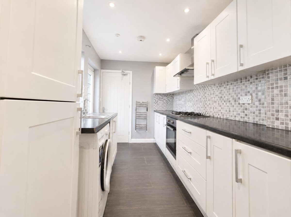 3/4 Bed Semi Detached, Abercromby Ave, High Wycombe, HP12 3AX