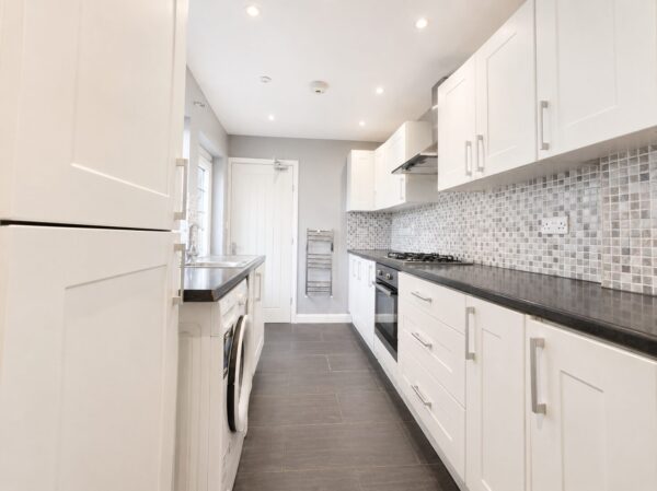 3/4 Bed Semi Detached, Abercromby Ave, High Wycombe, HP12 3AX