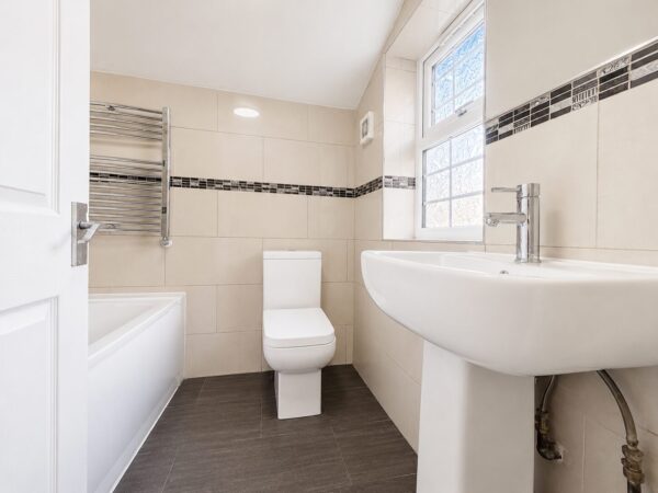 3/4 Bed Semi Detached, Abercromby Ave, High Wycombe, HP12 3AX
