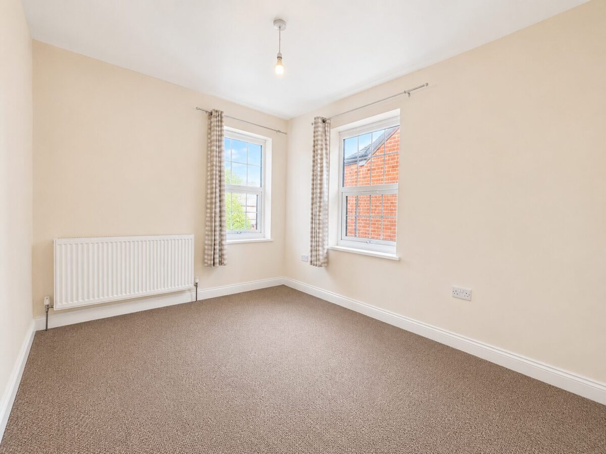 3/4 Bed Semi Detached, Abercromby Ave, High Wycombe, HP12 3AX