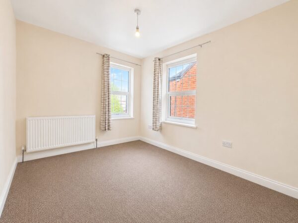 3/4 Bed Semi Detached, Abercromby Ave, High Wycombe, HP12 3AX