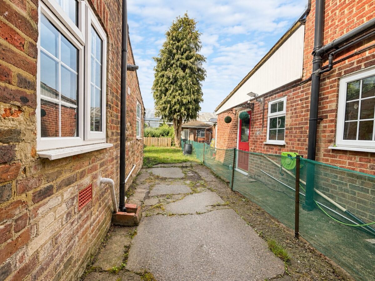 3/4 Bed Semi Detached, Abercromby Ave, High Wycombe, HP12 3AX