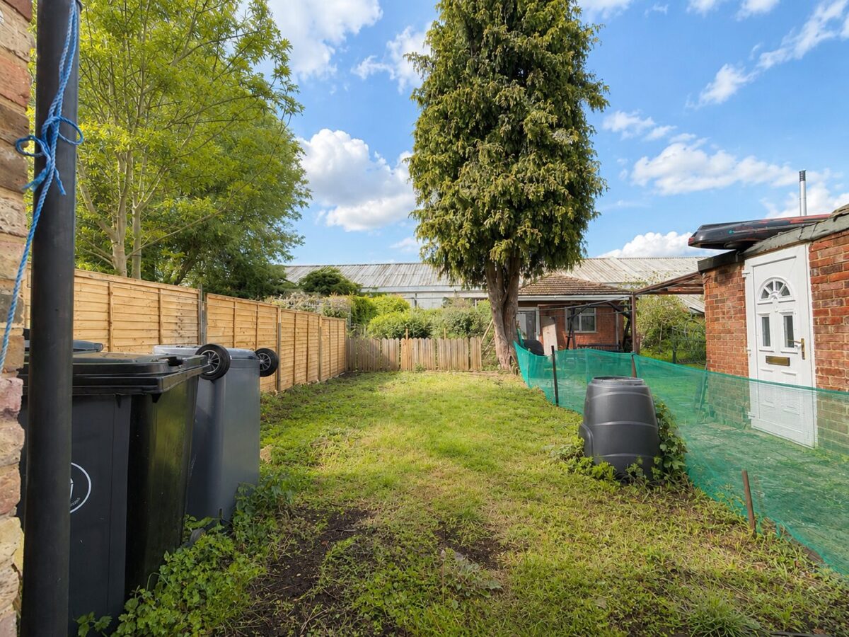 3/4 Bed Semi Detached, Abercromby Ave, High Wycombe, HP12 3AX