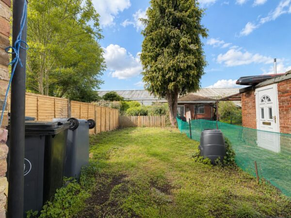 3/4 Bed Semi Detached, Abercromby Ave, High Wycombe, HP12 3AX