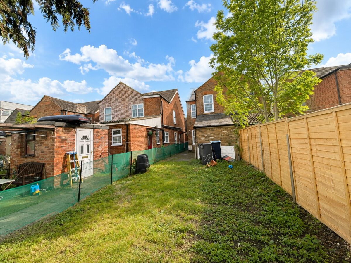 3/4 Bed Semi Detached, Abercromby Ave, High Wycombe, HP12 3AX
