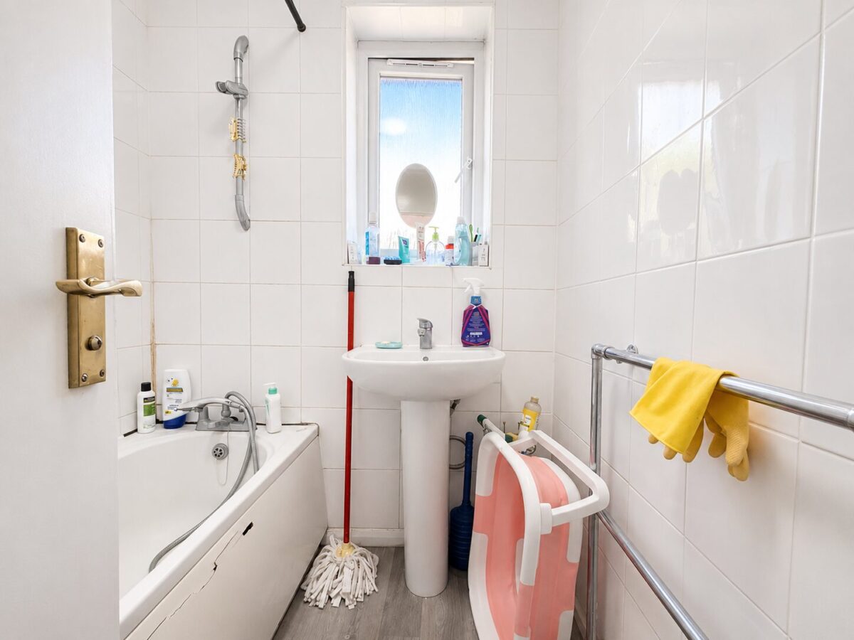 3 Bed Semi-Detached, Healey Avenue, High Wycombe, HP13 7JR