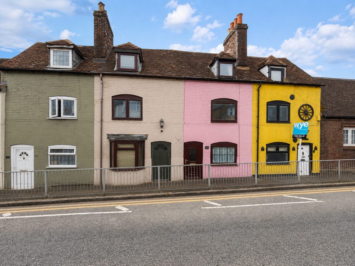 2 Bed Cottage, West Wycombe Rd, High Wycombe, HP12 3AB