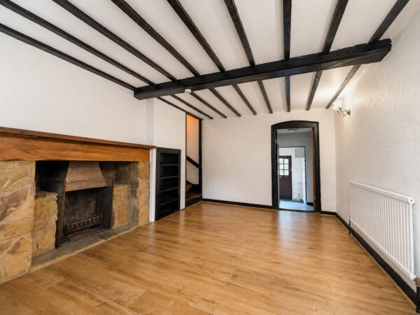 2 Bed Cottage, West Wycombe Rd, High Wycombe, HP12 3AB
