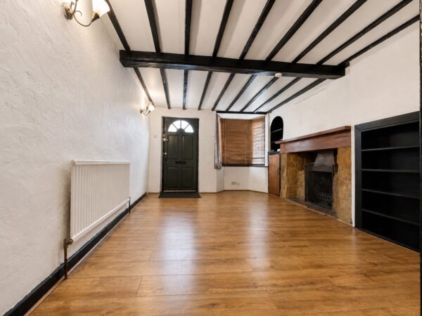 2 Bed Cottage, West Wycombe Rd, High Wycombe, HP12 3AB