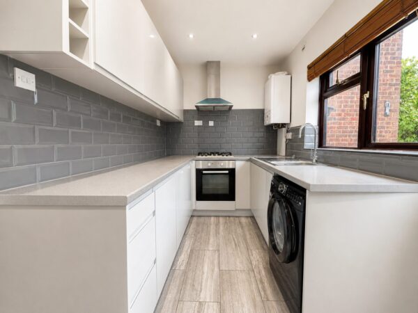 2 Bed Cottage, West Wycombe Rd, High Wycombe, HP12 3AB
