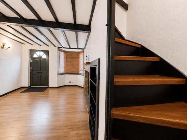 2 Bed Cottage, West Wycombe Rd, High Wycombe, HP12 3AB