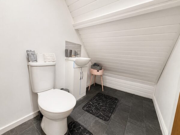2 Bed Cottage, West Wycombe Rd, High Wycombe, HP12 3AB