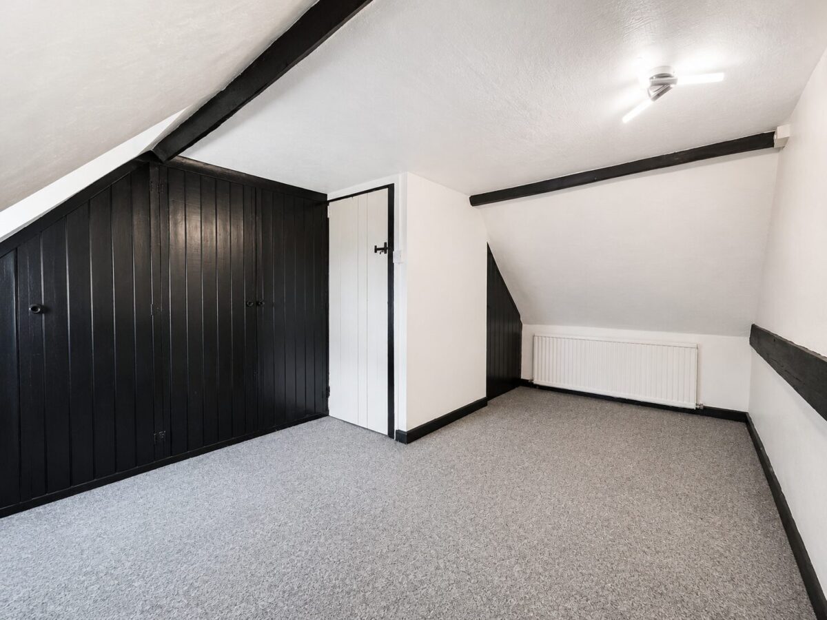 2 Bed Cottage, West Wycombe Rd, High Wycombe, HP12 3AB